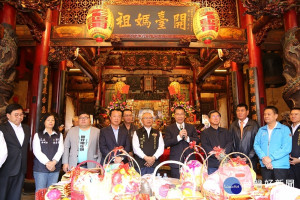 徐國勇感謝奉天宮全力支持防疫工作，並上香祈福，感謝媽祖慈悲，保佑國泰民安／縣府提供