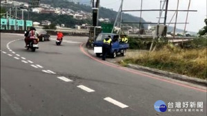 民眾車輛故障「顧路」　警火速排除障礙（圖／里港分局）