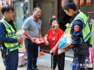 屏警結合民力助弱勢　發送物資溫暖社區（圖／里港分局）