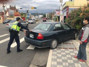 車輛拋錨阻通行險象環生　警路過積極協助排除（圖／枋寮分局）