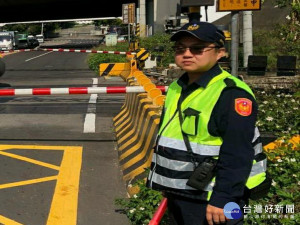 在平交道救人的姜姓員警。林重鎣攝