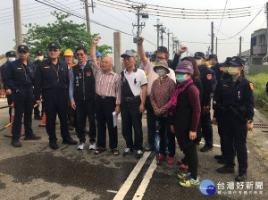 口湖鄉文明路進行台澎電纜線路工程，部分居民集結呼口號表達訴求，經北港警方依法舉牌警告，籲請民眾理性離去，工程順利開挖。