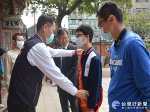 
市訂古蹟大甲「文昌宮」破例開廟中門迎接學測五科獲七十五滿分的大甲高中學生趙世中。區長顏金源為他披上彩帶，接受市府與公所致贈獎狀、禮品，還張貼紅榜受人瞻仰，多項破記錄有提升大甲讀書風氣作用。（記者陳榮昌攝）