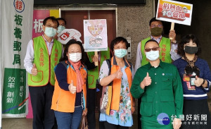 板橋郵局20日於板橋捐血站舉辦「捐熱血、郵愛心」公益捐血活動，號召郵政員工及民眾踴躍捐血