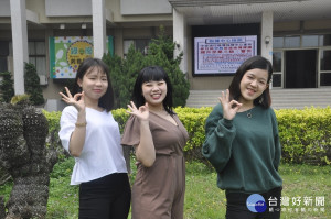 建國科大美容系女學生蔣沂(右一)、林詩慧(中)、吳昱昀(左一)經歷一場奇特的日本實習經歷，在家自主管理1 4天，很開心能夠到校上課