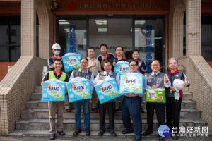 桃園市長鄭文燦前往楊梅區，視察永豐餘楊梅廠，關心民生物資生產及供應情形。