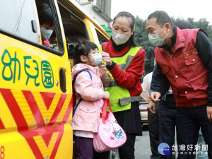 侯友宜23日視察林口區私立翔祥幼兒園幼童車的防疫工作，要求幼兒園務必落實孩童上車前量體溫、車上備妥幼童防疫包及上車前車輛消毒等措施