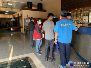 南投縣警局衛生民政建設等單位加強至易群聚感染場合臨檢。（縣警局提供）