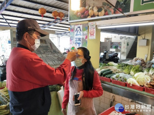 台南市場防疫升級，營業前量體溫。