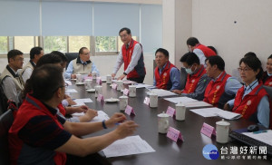 馮世寬主委23日視察新北市榮民服務處，除為第一線服務櫃台同仁加油打氣，更要做好防疫工作