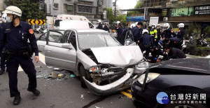 該車駕駛王嫌81年次，拒絕停車受檢且加速逃逸，並衝撞執勤員警，經查是毒品通緝犯，且在車上搜出海洛因及安非他命