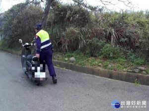 老翁外出購買便當險摔車　暖警協助護送返家（圖／通霄分局）