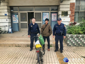 男子外出迷航30公里　暖警協助返家（圖／里港分局）