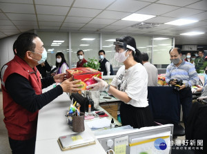 新北市長侯友宜為感謝辛苦的第一線防疫人員，24日下午親赴板橋區公所慰問防疫人員，致贈水果禮盒給每位居家檢疫關懷團隊的同仁