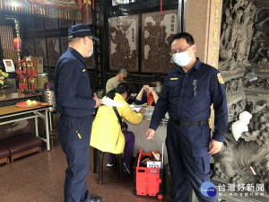 板橋警分局協調轄內協龍宮及雲天宮廟會活動，都能獲廟方配合同意取消平安餐、康樂隊等活動，改採人數較少以內部誦經法會方式舉行