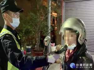 警友辦事處贈防疫護目鏡。林重鎣攝