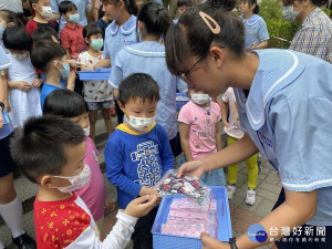 面對開學後的防疫措施，行政院教育部26日宣布開學後2週內學生入校須量體溫、師生無法維持社交距離時需戴口罩…等措施，為防範武肺疫情做準備。（圖／資料照片）