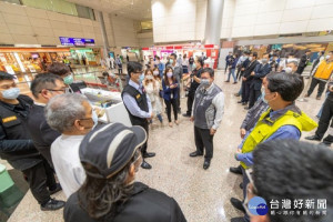 市長前往桃園機場為防疫車隊人員加油打氣

