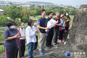   大甲區長顏金源及各界，二十七日上午，為受御封「貞孝」的林春及日籍教師志賀哲太郎等倆位歷史人物進行清明掃墓，上香致意儀式簡單隆重。（記者陳榮昌攝）