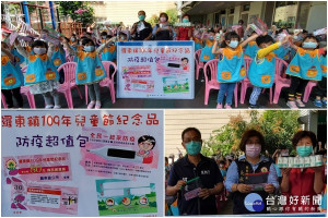 羅東鎮長吳秋齡（右下中）到小甜甜幼兒園發送兒童節禮物。（圖／陳木隆攝）