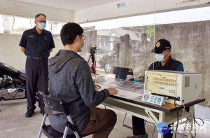 北港警分局為降低員警執勤時的感染風險，實施緊急應變之「異地辦公」演練，避免疫情衝擊影響上班環境，造成機關運作癱瘓。