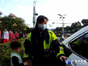 3歲男童走失啜泣，暖心女警靠汽車遙控器幫尋家。