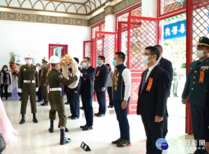 淡水忠烈祠祭典在新北市警察局樂隊及國樂團莊嚴演奏聲中進行，市長侯友宜向烈士靈位上香、獻花、獻果及獻爵。