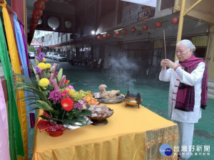 

大甲鐵砧山西靈宮舉辦「全球台灣疫役祈福平安法會」，三百六十個香燭排成台灣圖型，主持黃彩鳳主持開香儀式，祈望台灣早日消除疫情威脅危害。（記者陳榮昌攝）
