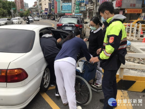 臨盆孕婦受困車陣，巡警經過順利解圍，協助開道引導就醫。

