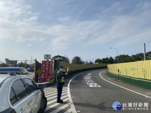 大溪分局呼籲民眾配合交通管制措施執勤員警之疏導作為，以維交通秩序與順暢。

