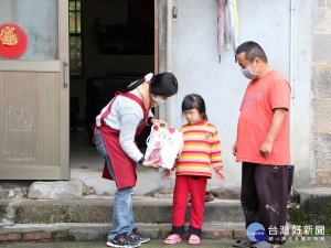 為了讓慢飛天使的學習不停歇，新北市立圖書館萬里、金山、石門與三芝北海岸四分館，特別推出「愛心早療書包」