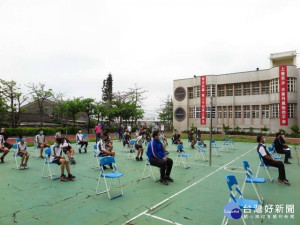 

善水國民中小學，昨天舉辦慶祝兒童節廣達設計成果展演與防疫大作戰知性務實活動，在戶外保持距離遠距表演音樂，讓參與的學生及避開疫情，安心的參觀精彩表演。（記者陳榮昌攝）