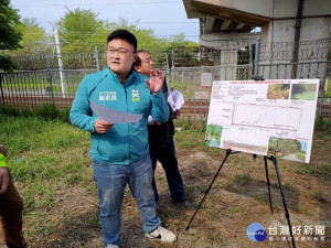 

市議員施志昌為永豐里民活動中心爭取休閒用地，昨日會勘中，水保局科長翁志成允諾編列三百萬元施作「外埔區永豐里新加坡橋周邊環境景觀改善工程」。（記者陳榮昌攝）
、