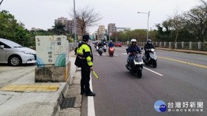 清明連假服務不打烊，中壢警貼心維護交通。