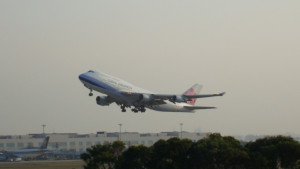 中華航空公司一架波音B747-409F型貨機，於2018年12月13日自香港返台，在桃園國際機場落地時，因飛機落地時機過早，導致貨機重落地且撞壞3具跑道燈，所幸人機均安未釀重大災禍。運安會31日發布相關事故調查報告，指出副機師資淺操作不當、正機師未提高警覺，以致來不及接管飛機等，是該次重大運輸事故的主因。（資料照，非當事班機。圖／Wikipedia）