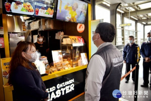 針對新冠肺炎紓困方案，桃捷公司針對車站廠商全面調降5成租金。（圖為桃園市長鄭文燦視察沿線商家）