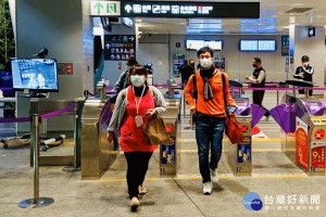 桃園大眾捷運公司勸導旅客搭乘機捷必需戴上口罩。