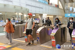 傳出有空服員24日著服勤制服、持有健康聲明書搭乘機場捷運，卻被機捷站務人員拒絕載運。對此，機捷管理單位桃園捷運公司25日發聲明，表示即起機組人員持健康證明、配合防疫就可搭車。（圖／資料照片）