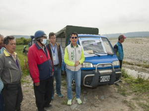 


市議員吳敏濟爭取大甲溪北岸高灘地保護工程，歷時五年辦七次會勘，工程終於在一日正式啟動，農友對吳議員鼎力協助，確保他們作物安全而滿懷感激。（記者陳榮昌攝）

