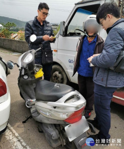 警埋伏通緝犯，意外飛來贓車現行犯當場逮捕。