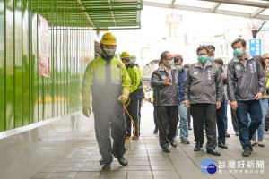 桃園市長鄭文燦視察防疫消毒大隊作業情形，籲請民眾配合市府共同為防疫作業努力。