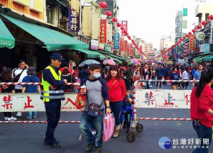北港警分局為加強清明連假期間之交通，針對北港鎮台19線北港鎮華勝路五路財神廟、華南路、北港大橋路段等道路，實施彈性交通疏導措施，籲請車輛駕駛人遵守交通秩序。