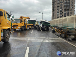 台64線西行方向於台北港出口匝道前2日上午8時24分發生一部大貨車自撞道路外側護欄事件