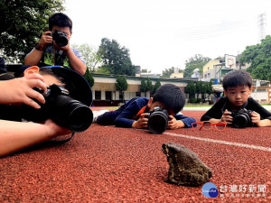 線上動物知識教育平台，將各種動物的特色及行為，精簡成1至3分鐘的知識短片，以答題闖關方式激發學生的好奇心與榮譽心