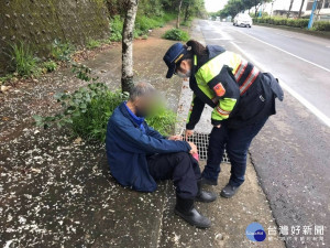 八旬失智翁迷途受寒，楊警雙姝細心呵護助返家。