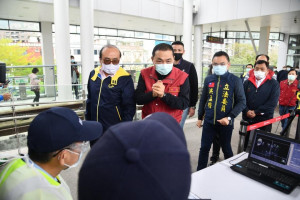 侯友宜4日前往淡水區，視察淡海輕軌車站及車廂防疫措施，關心民眾搭乘大眾運輸是否依規定戴口罩