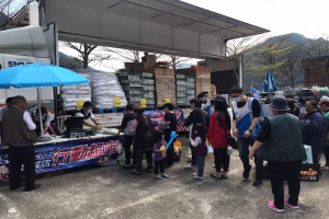 樂福行動超市深入偏鄉，提供偏遠山區民眾民生物資販售服務。