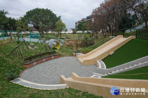 大園區臺灣橫山書法藝術公園的新遊戲場中約2層樓的大坡面溜滑梯。