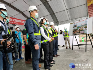 打通縣市生活圈，溪尾大橋延伸路段110年初通車。台中市長盧秀燕、彰化縣長王惠美視察工程現場。圖／記者鄧富珍攝