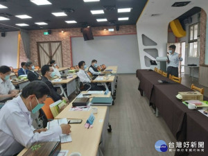 
臺中海線高中職校長專業發展社群研習九位高中職校長參加，認真討論反應並提問校園常見法律實務問題，樂當「教師專業學習社群」的「領頭羊」，精神十分可嘉。（記者陳榮昌攝）


